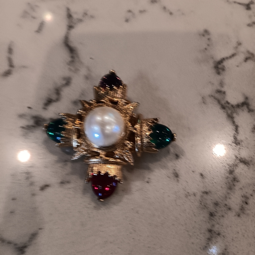 VINTAGE Elegant Gold and Jewel-Toned Brooch - Picture 3 of 4